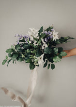 Load image into Gallery viewer, Sweet Pea Flower in Purple Lavender
